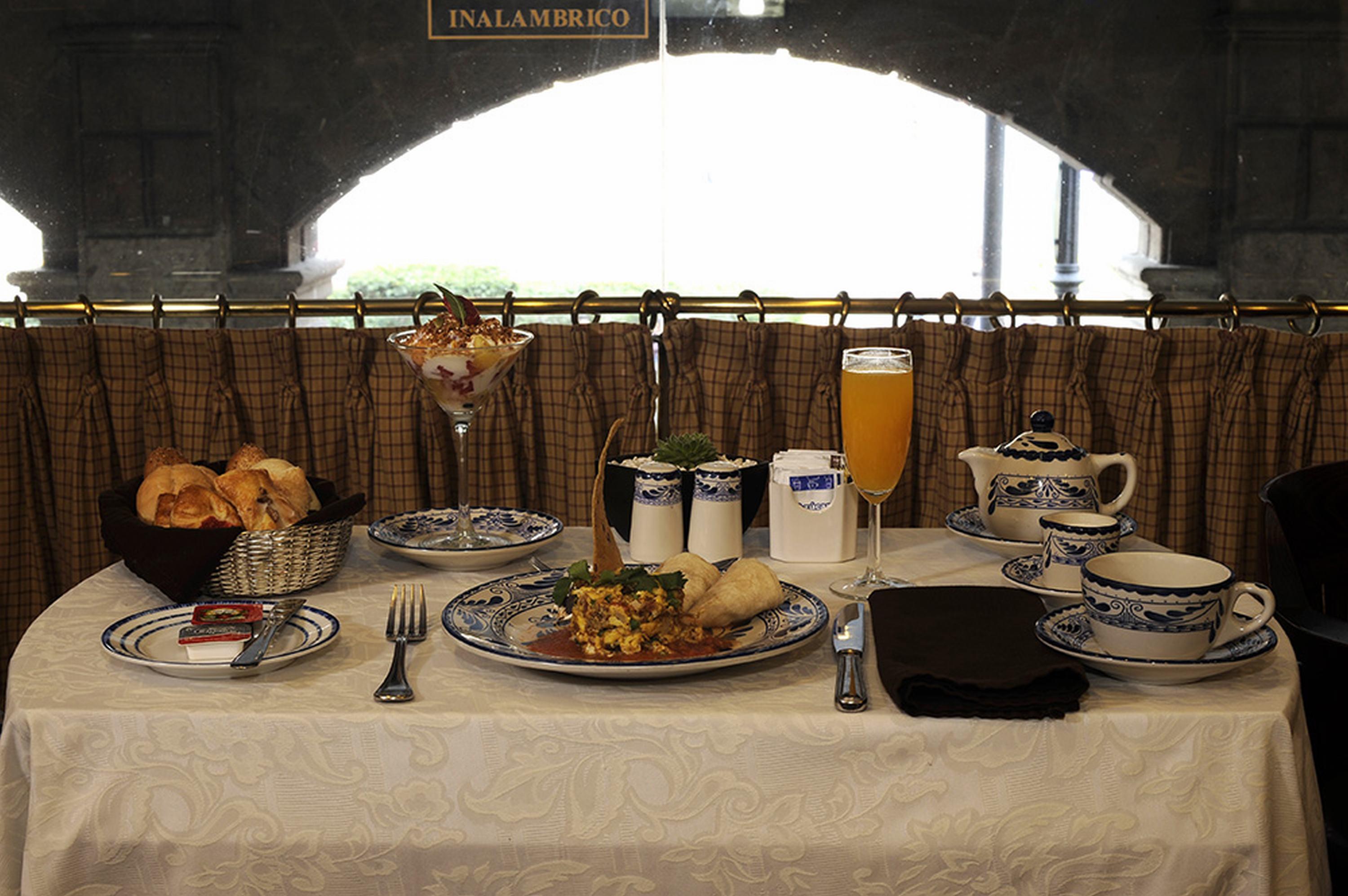Gran Hotel Ciudad De Mexico Zocalo View Εξωτερικό φωτογραφία A typical breakfast at the restaurant