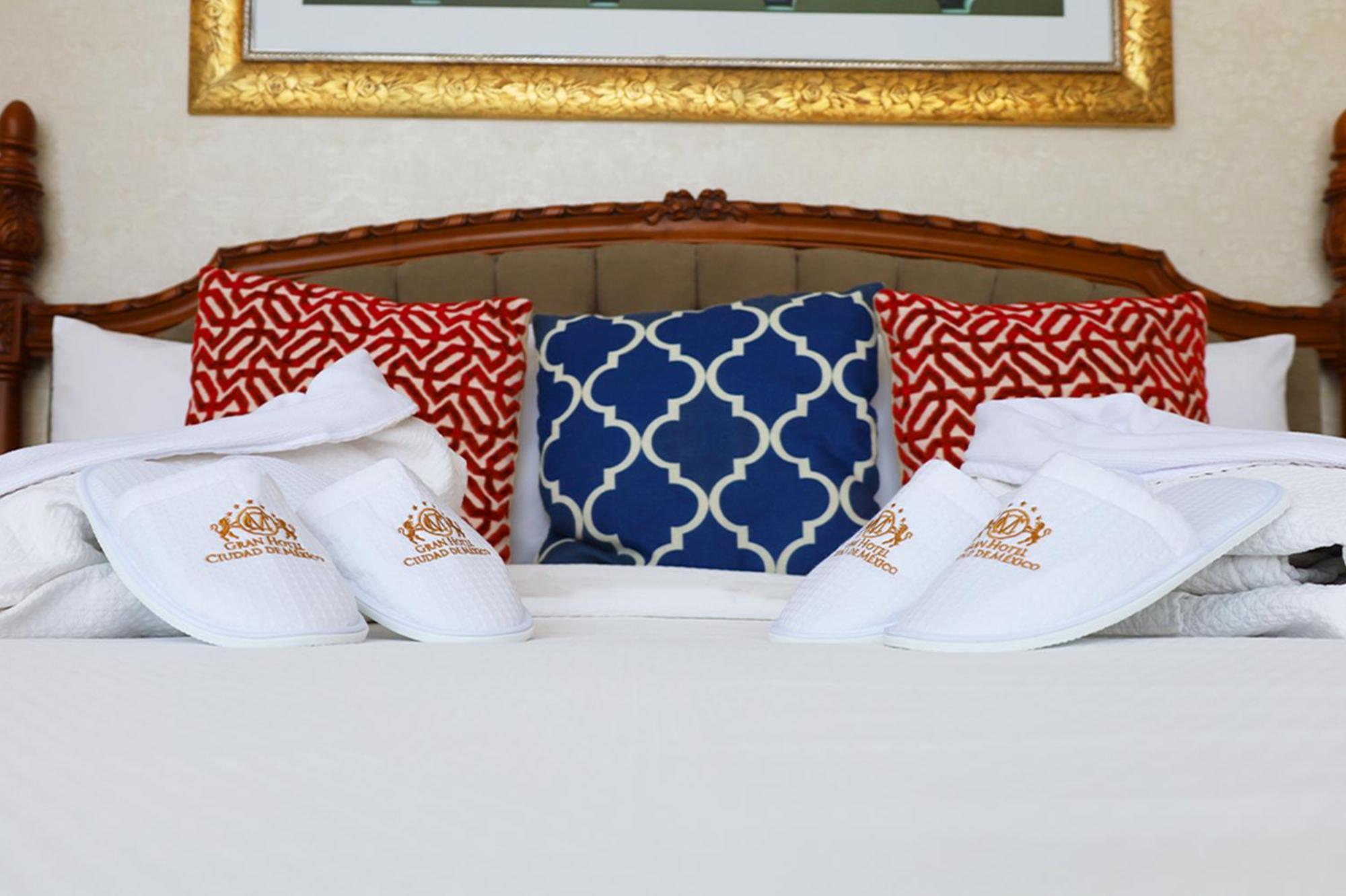 Gran Hotel Ciudad De Mexico Zocalo View Εξωτερικό φωτογραφία A bed with pillows